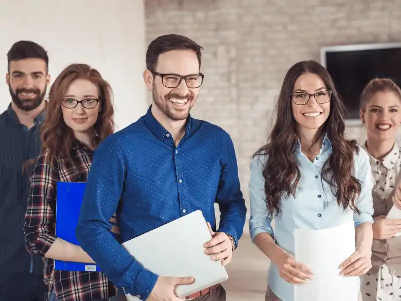 Equipo de colaboradores sonrientes trabajando juntos